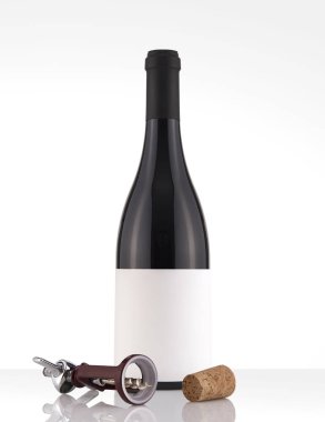 İzole kırmızı şarap şişesi beyaz bir arka planda beyaz etiket