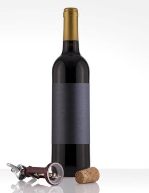 Beyaz bir arka plan siyah etiket kırmızı şarap şişesi izole