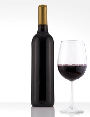 Kırmızı şarap şişesi beyaz arka plan, hiçbir etiket etiket ve cam izole