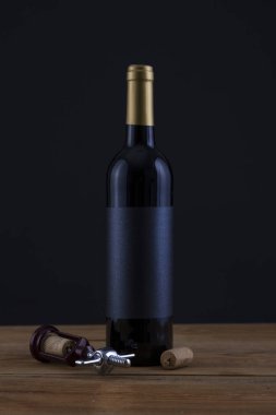 Bir siyah arka plan ve etiket izole kırmızı şarap şişesi