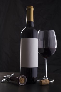 İzole kırmızı şarap şişesi siyah bir arka plan