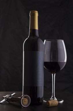 İzole kırmızı şarap şişesi siyah bir arka plan