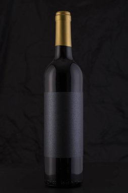 İzole kırmızı şarap şişesi siyah bir arka plan