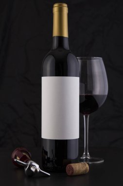 İzole kırmızı şarap şişesi siyah bir arka plan