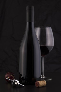 İzole kırmızı şarap şişesi siyah bir arka plan