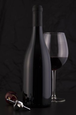 İzole kırmızı şarap şişesi siyah bir arka plan