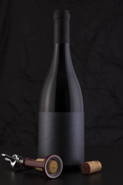 İzole kırmızı şarap şişesi siyah bir arka plan