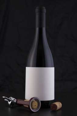 İzole kırmızı şarap şişesi siyah bir arka plan