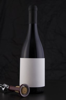 İzole kırmızı şarap şişesi siyah bir arka plan