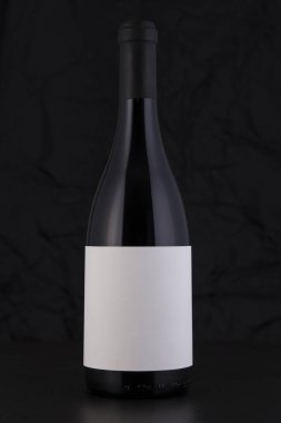 İzole kırmızı şarap şişesi siyah bir arka plan