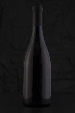 İzole kırmızı şarap şişesi siyah bir arka plan