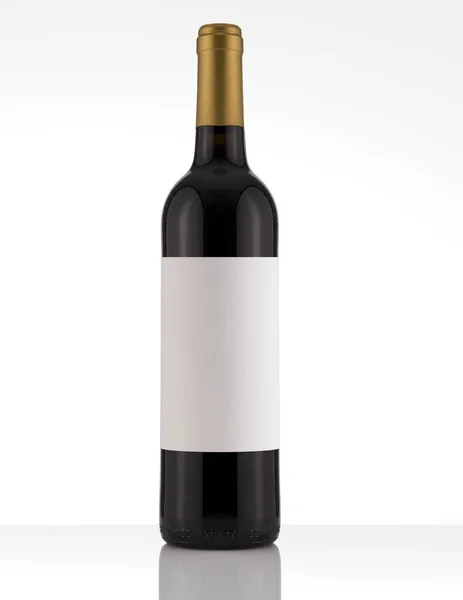 흰색 배경에서 고립 된 레드 와인 병 라벨 백색 — 스톡 사진