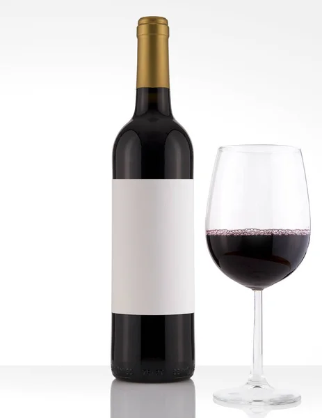 흰색 배경에 흰색 라벨 및 유리 절연된 레드 와인 병 — 스톡 사진