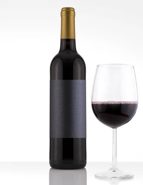 흰색 바탕에 블랙 라벨 레드 와인 병을 절연 — 스톡 사진