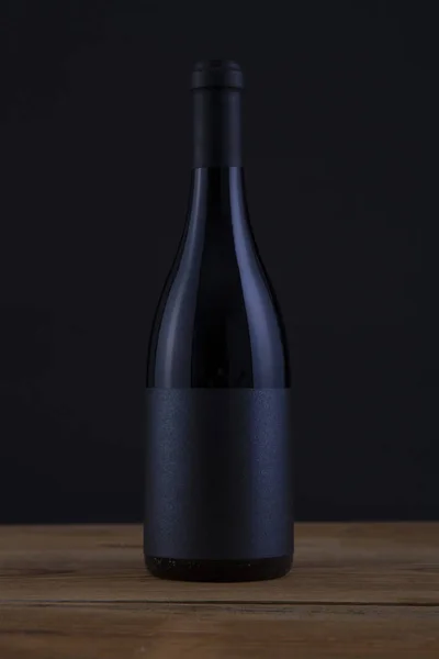 검은색에 블랙 라벨 레드 와인 병을 절연 — 스톡 사진