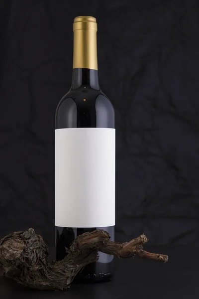 검은색에 붉은 와인 병을 절연 — 스톡 사진
