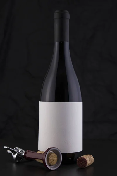 검은색에 붉은 와인 병을 절연 — 스톡 사진