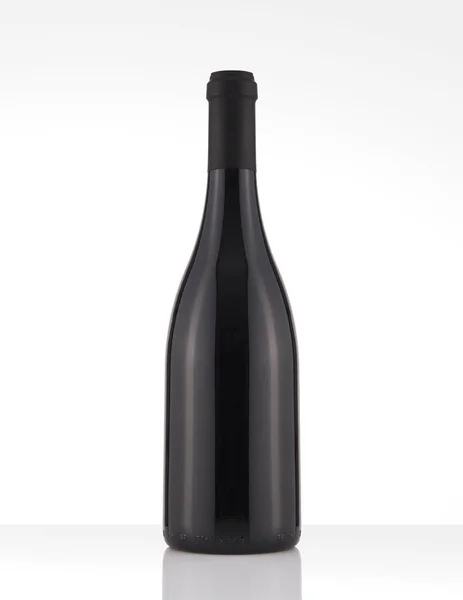 Bottiglia di vino rosso isolata su sfondo bianco, senza etichetta Foto Stock