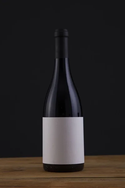 Bottiglia di vino rosso isolata in uno sfondo nero Immagini Stock Royalty Free