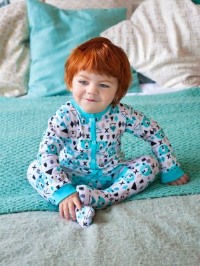 Yatakta oturuyordu ve obscurities gülümsedi komik Kızıl saçlı çocuk