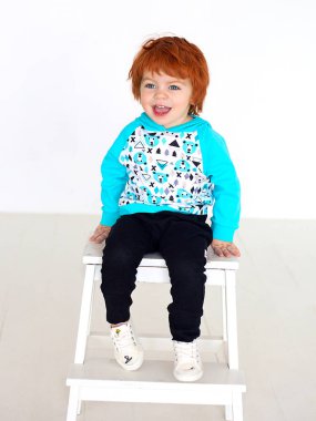 Eğleniyor güzel oynak Kızıl saçlı çocuk gülümseyen