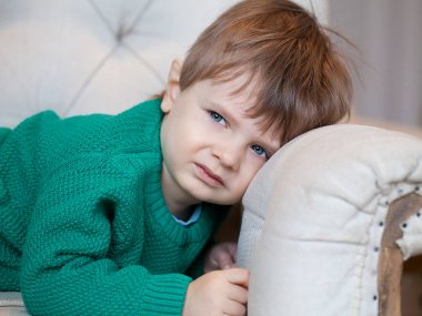 Yakışıklı çocuk yalan ifade etmek ve şüpheli bir bakışta izlerken