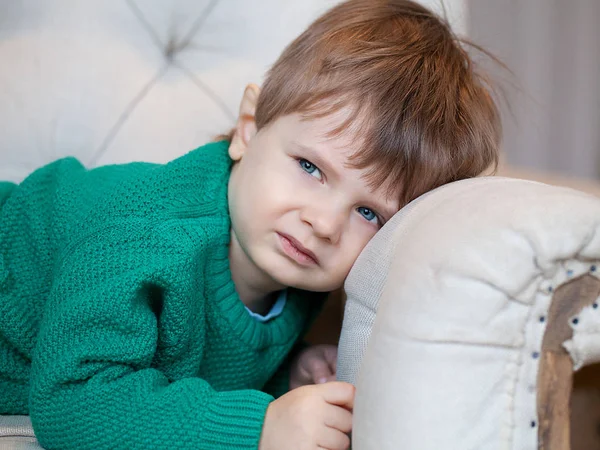 Yakışıklı çocuk yalan ifade etmek ve şüpheli bir bakışta izlerken