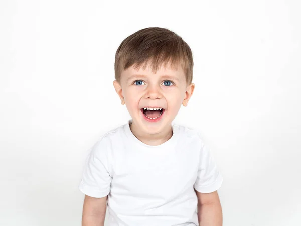 Bello ragazzo dagli occhi azzurri sorridente e ridente su sfondo bianco — Foto Stock