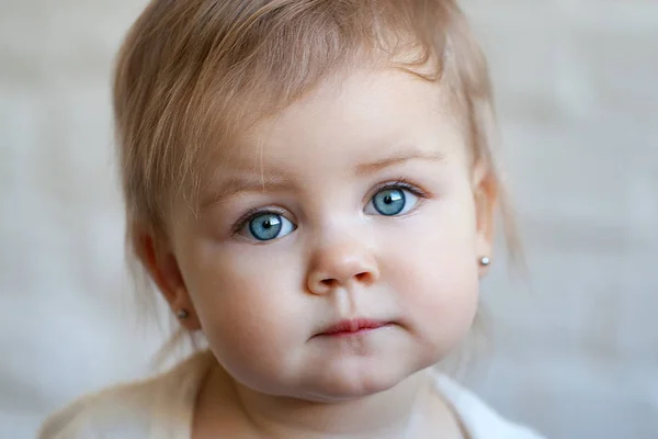 Pieni söpö surullinen tyttö — kuvapankkivalokuva