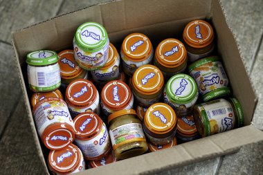 Bebek maması kutusu dolu.