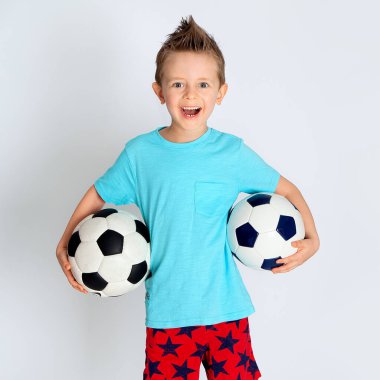 İki toplu erkek futbolcu gülüyor ve gülüyor.