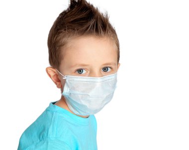 Beyaz arka planda Coronavirus 'a karşı maske takan beş yaşında bir çocuk.