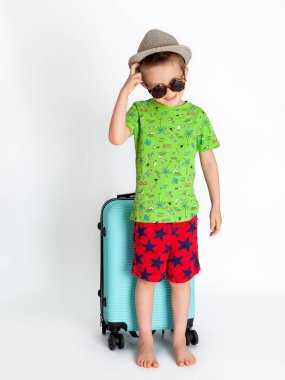 Mavi valizli gezgin çocuğun kafası karışmış ve kafası karışmış.