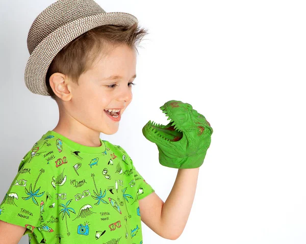 Ragazzo Cappello Shirt Verde Gioca Con Dinosauro Ride — Foto Stock