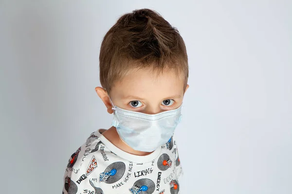 Koruyucu Tıbbi Maskeli Çocuk Beyaz Bir Arka Planda Endişeyle Görünüyor — Stok fotoğraf