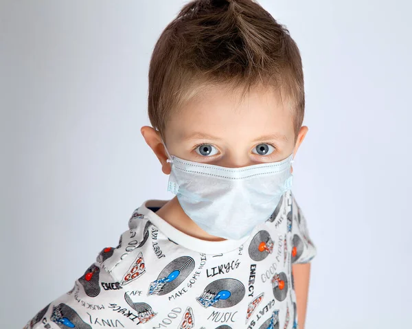Koruyucu Tıp Maskeli Çocuk Beyaz Bir Arka Planda Yukarı Bakıyor — Stok fotoğraf