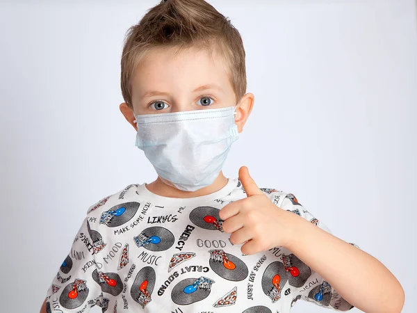Tıbbi Maskeli Beş Yaşındaki Bir Çocuk Beyaz Arka Planda Bir — Stok fotoğraf