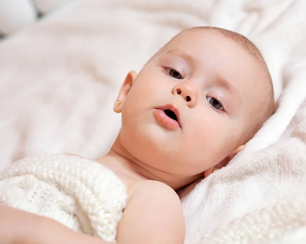 Bayi Berbaring Punggungnya Pada Seprai Putih Dan Melihat Dalam Bingkai — Stok Foto