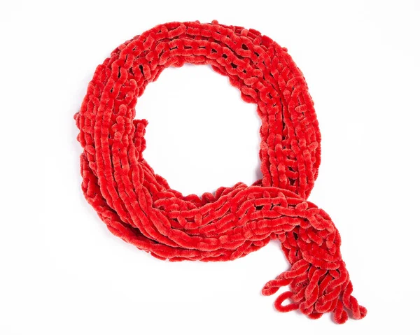 文字Q ラテン文字の一部 赤い柔らかいスカーフ 手編みから クリスマスのテーマ 新年の見出しのデザイン 閉じろ — ストック写真