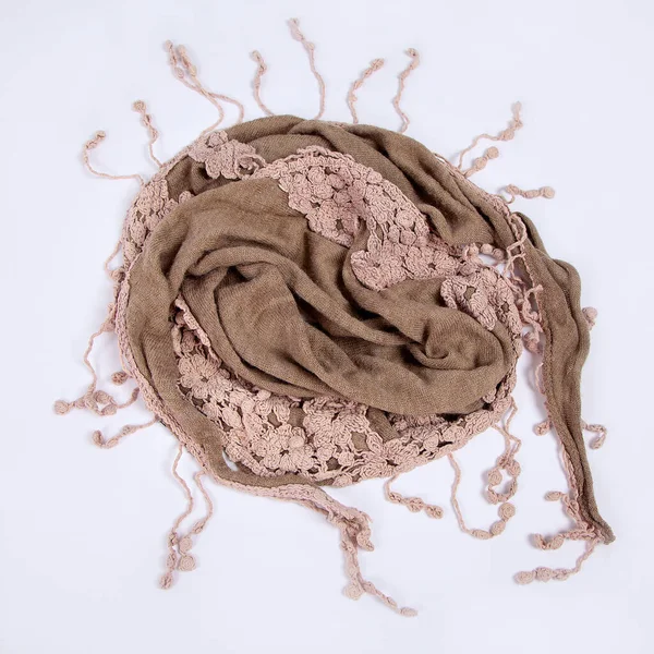 かぎ針編みのタッセルでクリームネックスカーフから編んだ質感 白い背景で 美しいドレープだ 花とネックアクセサリー スカーフ ブラウン サンド チョコレート — ストック写真