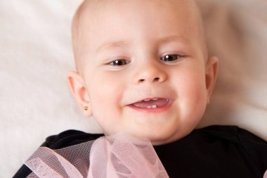 Bir yaşındaki güzel bir kızın portresi. Çocukların gülüşü, neşe, mutluluk, gülümseme. Kapat..