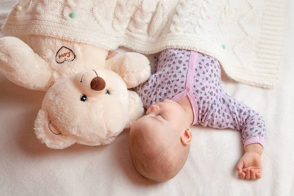 Una Hermosa Niña Está Durmiendo Una Cuna Con Juguete Oso — Foto de Stock