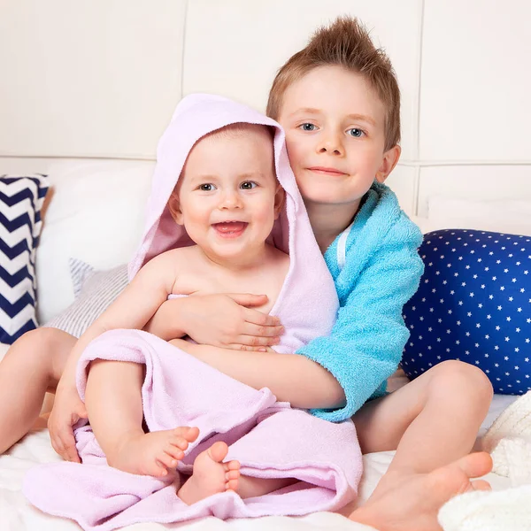 Брат Молодша Сестра Обіймаються Ліжку Після Купання Дитячий Сміх Радість Ліцензійні Стокові Фото