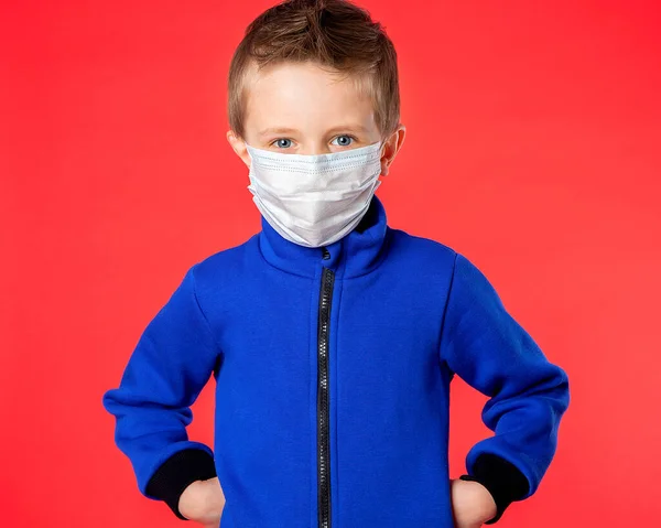 Kırmızı Arka Planda Tıbbi Maskeli Bir Çocuğun Portresi Doktor Hastayı — Stok fotoğraf