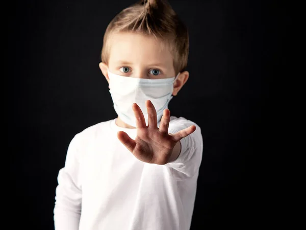 Siyah Arka Planda Coronavirus Karşı Maske Takan Avrupalı Bir Çocuk — Stok fotoğraf