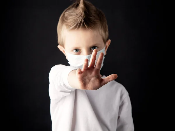 Siyah Arka Planda Coronavirus Karşı Maske Takmış Güzel Bir Çocuk — Stok fotoğraf
