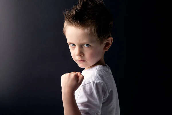 Красивий Хлопчик Виглядає Сердитим Дитина Ображена Погрожує Показує Кулак Розлючена Ліцензійні Стокові Зображення