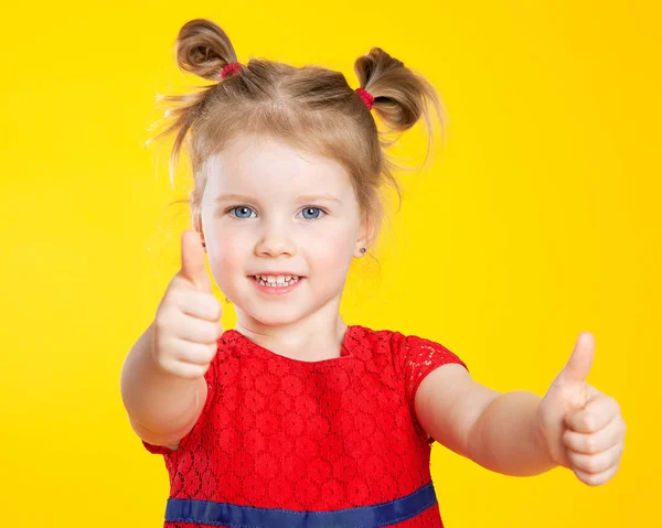 Una Bambina Europea Tre Anni Mostra Super Classe Sorrisi Bambino — Foto Stock