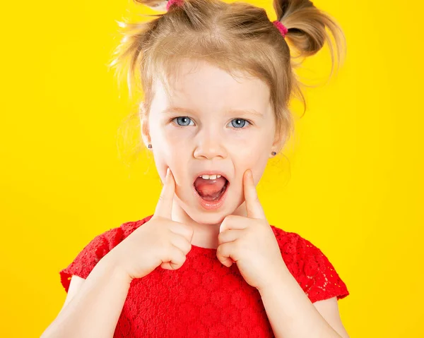 Una Bambina Tre Anni Con Vestito Rosso Uno Sfondo Giallo — Foto Stock