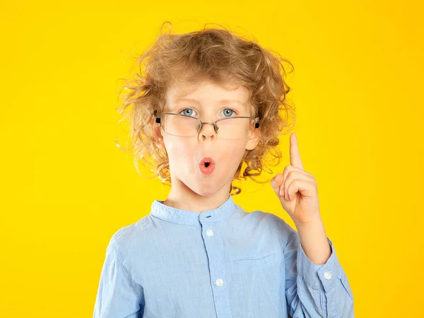 Bel Ragazzo Dai Capelli Ricci Con Gli Occhiali Biondi Sorpreso — Foto Stock